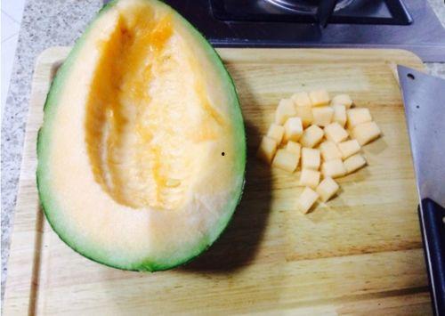 吃哈密瓜要刨皮吗视频,吃瓜不剥皮，美味更升级！