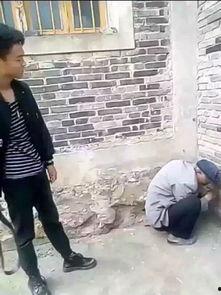 回村吃瓜老人视频,回村老人吃瓜视频，揭秘农村生活点滴