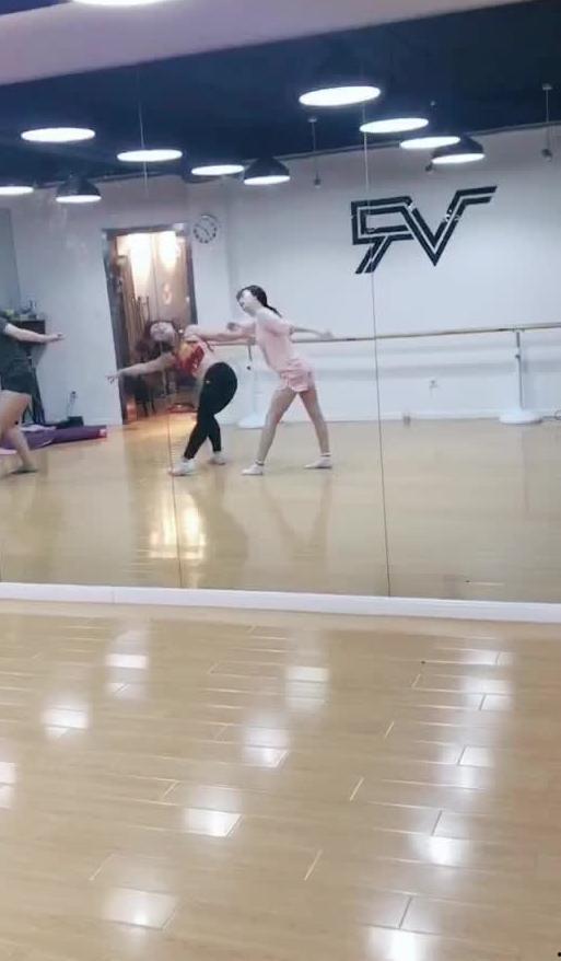 单杠少年吃瓜视频