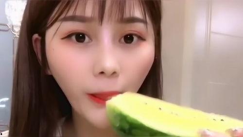 美女直播摘西瓜吃瓜视频,美女主播带你体验夏日清凉